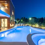 Beautiful Tamaria With Heated Pool Vila