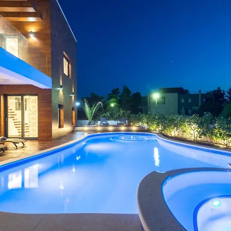 Beautiful Tamaria With Heated Pool Vila